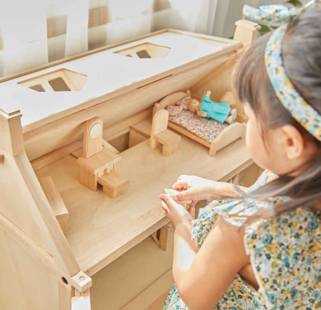 Victorian Doll's House - Wooden Toy Dollhouse Toy PlanToys - Rose and Friends