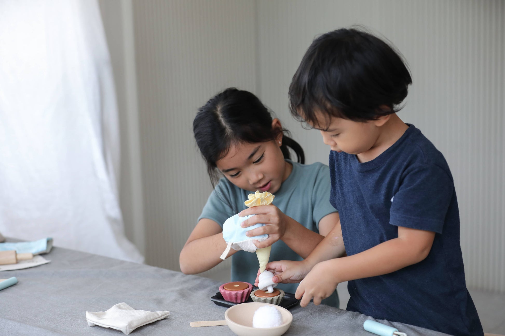 PlanToys Cupcake Set Wooden Toy - Rose and Friends